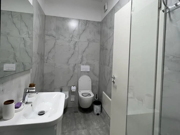 Tirane, jepet me qera apartament 1+1+Ballkon Kati 3, 70 m² 700 € 