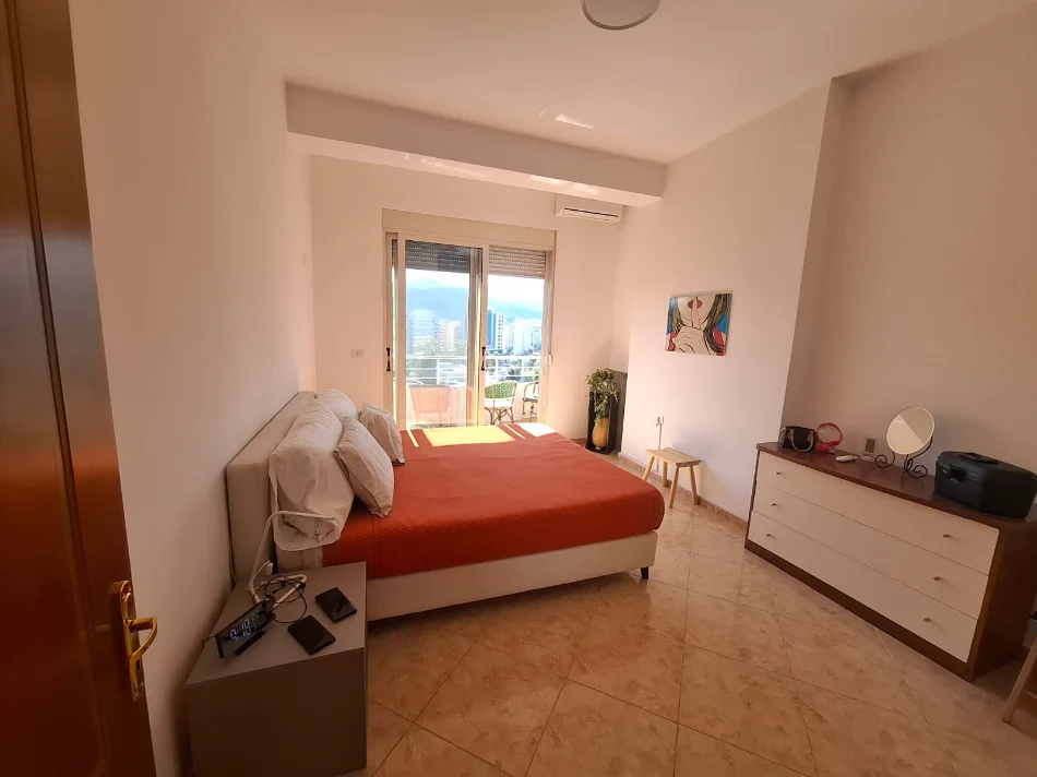 Vlore - Lungomare, jepet me qera apartament 1+1+Ballkon Kati 10, 75 m² 450 € (Rruga Kosova, Skele, Vlore)