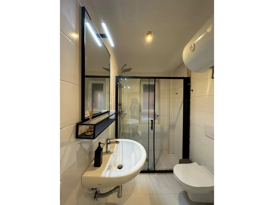 Tirane, jepet me qera apartament 1+1 Kati 1, 50 m² 600 € (Rruga e Elbasanit)