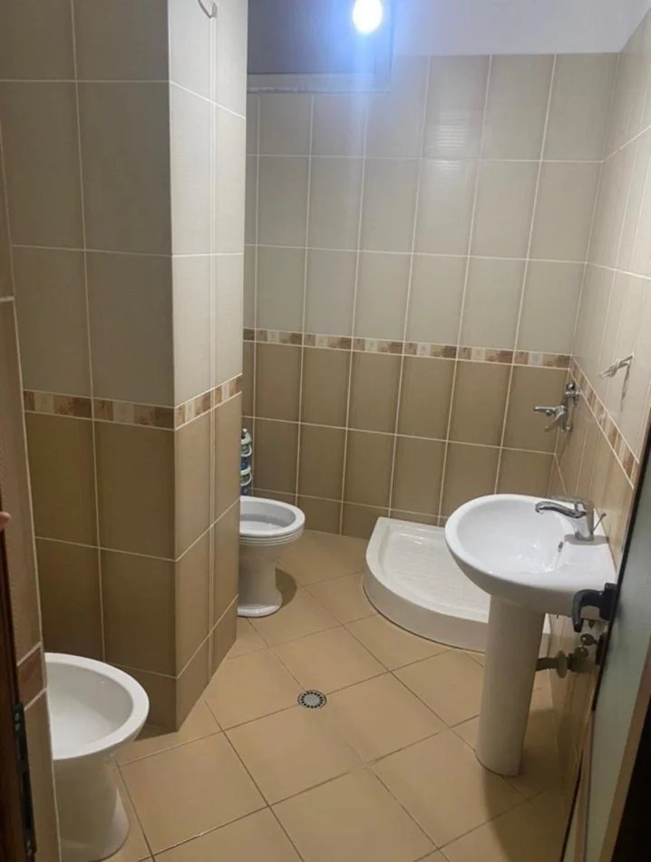 Tirane, jepet me qera apartament 2+1 Kati 3, 110 m² 300 € 