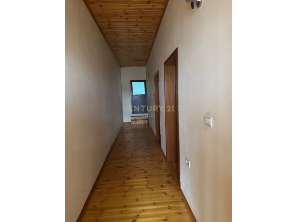Shkoder, shitet shtepi 3+1 Kati 2, 214 m² 135.000 € (kiras prane kolegjit turk)