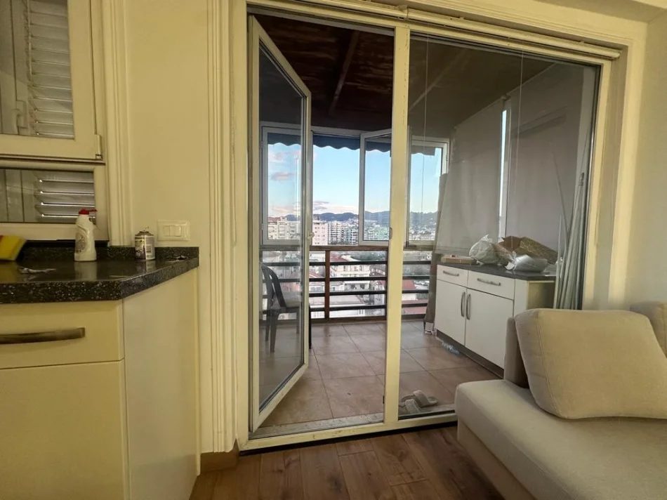 Tirane, jepet me qera apartament 2+1 Kati 7, 90 m² 650 € (Globe)