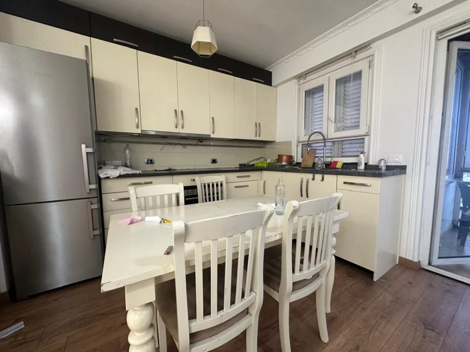 Tirane, jepet me qera apartament 2+1 Kati 7, 90 m² 650 € (Globe)