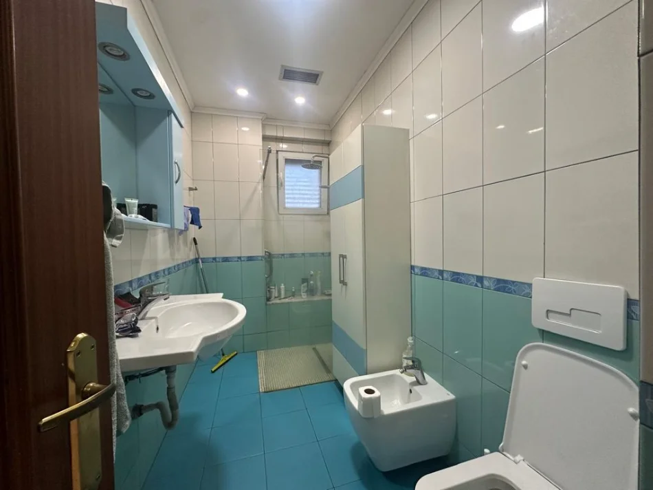 Tirane, jepet me qera apartament 2+1 Kati 7, 90 m² 650 € (Globe)