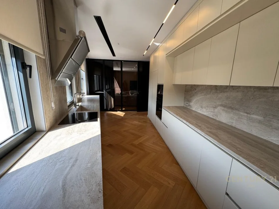 Tirane, jepet me qera apartament 2+1+Ballkon Kati 4, 239 m² 2.500 € (liqeni i thate)