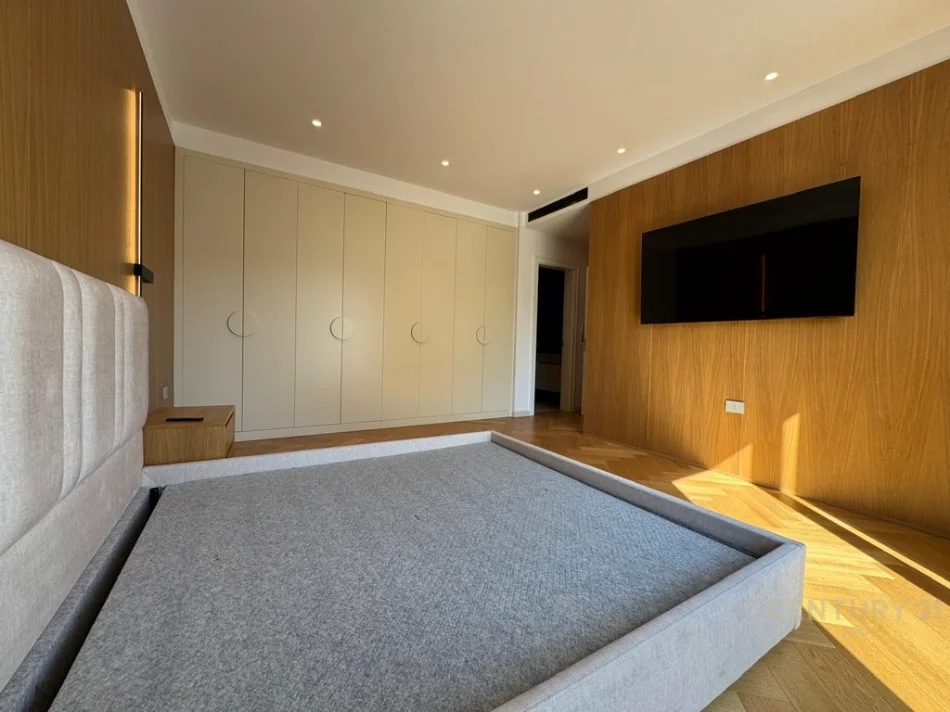 Tirane, jepet me qera apartament 2+1+Ballkon Kati 4, 239 m² 2.500 € (liqeni i thate)