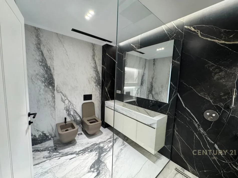 Tirane, jepet me qera apartament 2+1+Ballkon Kati 4, 239 m² 2.500 € (liqeni i thate)