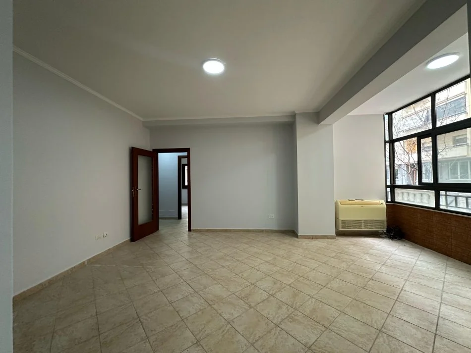 Tirane, shes apartament 3+1 Kati 1, 145 m² 295.000 € (Komuna e Parisit)