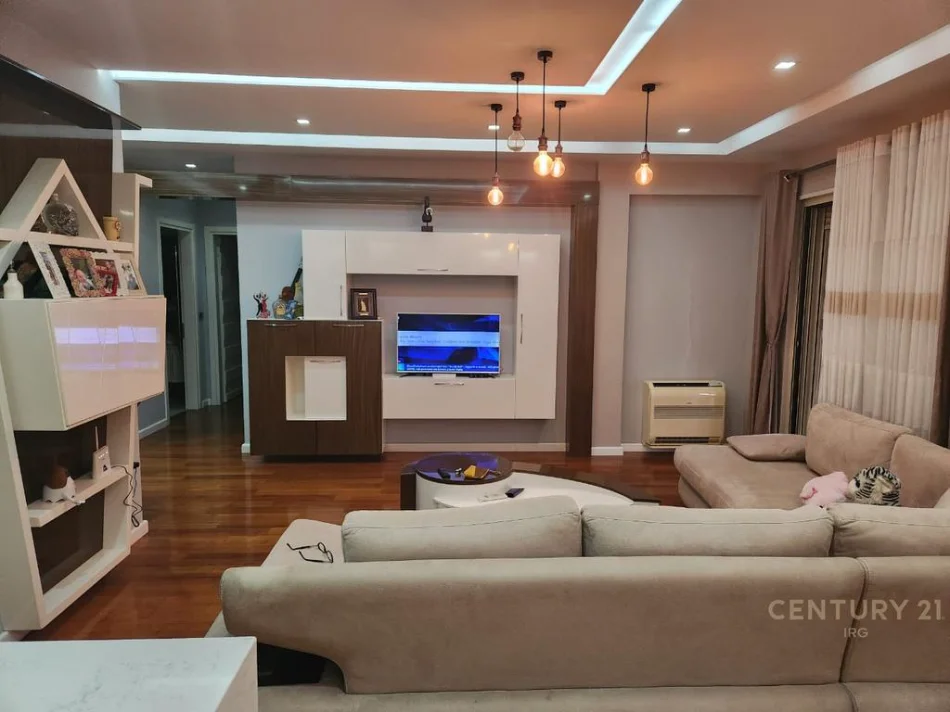 Tirane, jepet me qera apartament 1+1 Kati 12, 135 m² 1.000 € (ish hipoteka)