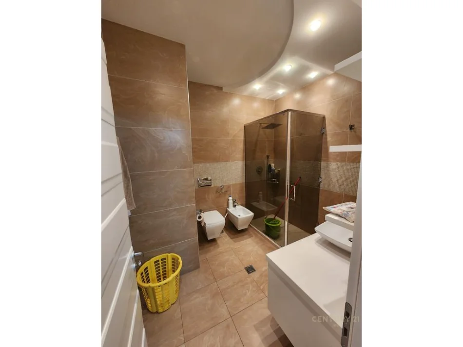 Tirane, jepet me qera apartament 1+1 Kati 12, 135 m² 1.000 € (ish hipoteka)