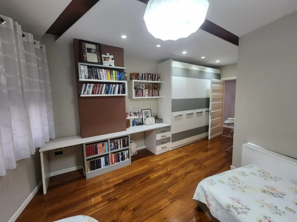 Tirane, jepet me qera apartament 1+1 Kati 12, 135 m² 1.000 € (ish hipoteka)