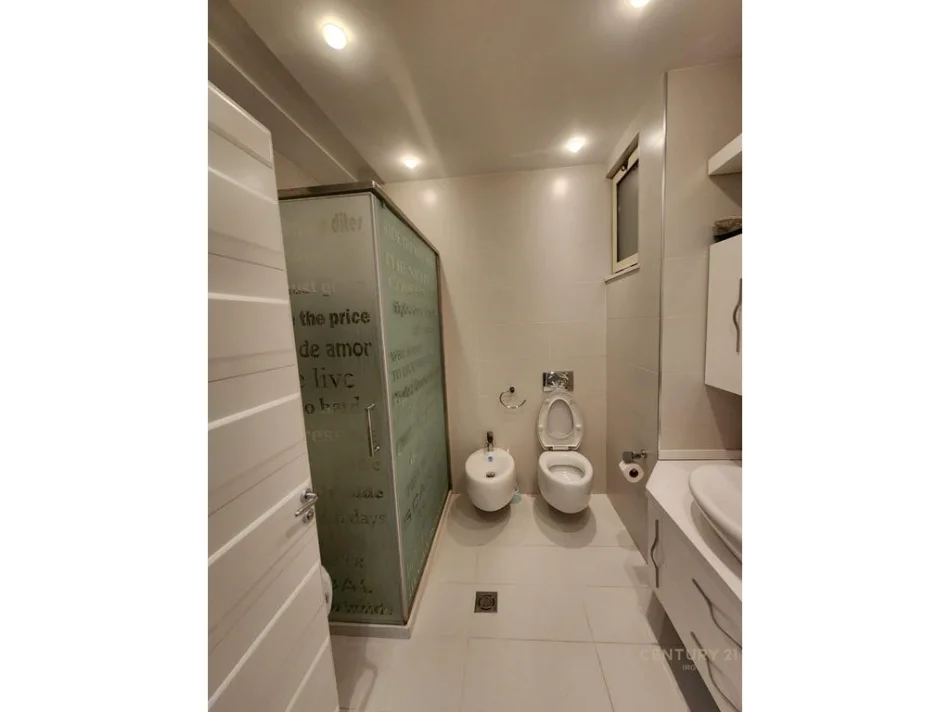 Tirane, jepet me qera apartament 1+1 Kati 12, 135 m² 1.000 € (ish hipoteka)