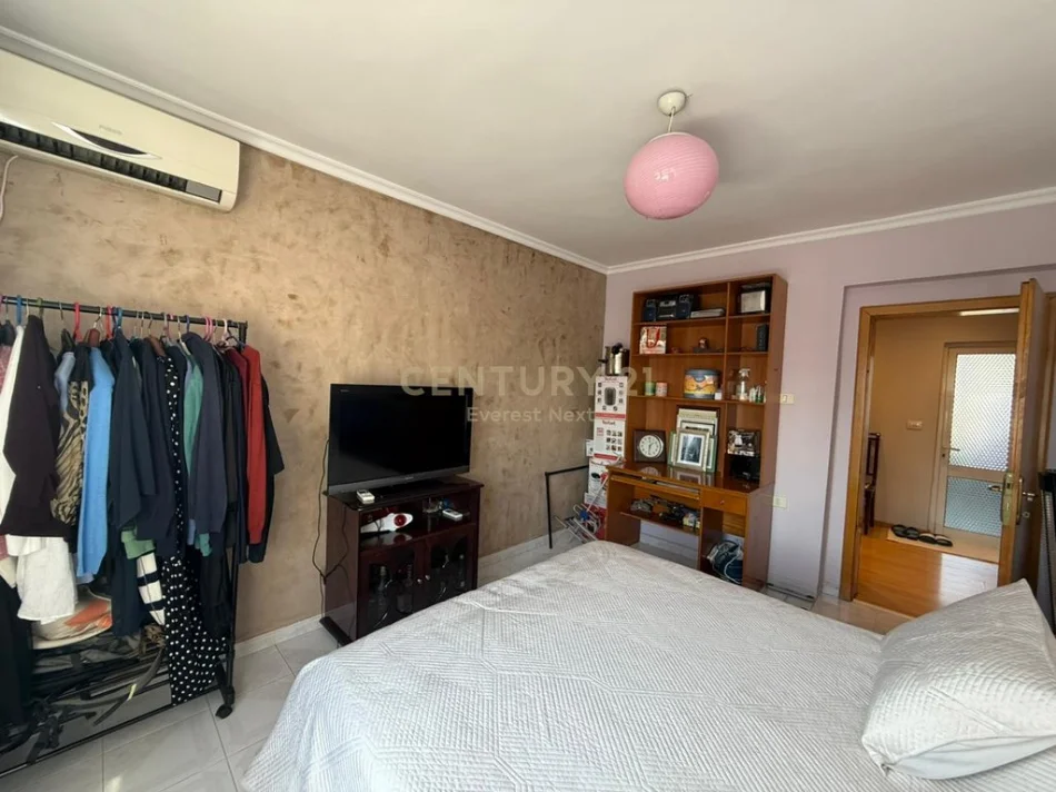 Tirane, shitet apartament 2+1+Ballkon Kati 5, 72 m² 145.000 € (Sheshi Shtraus,Xhamllik)