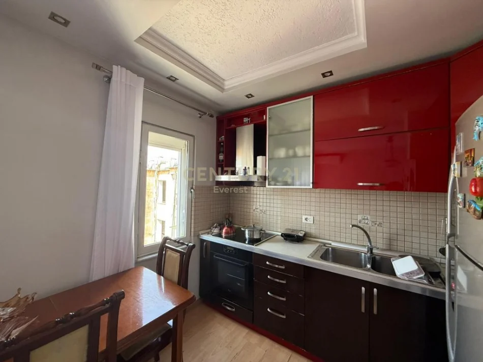 Tirane, shitet apartament 2+1+Ballkon Kati 5, 72 m² 145.000 € (Sheshi Shtraus,Xhamllik)