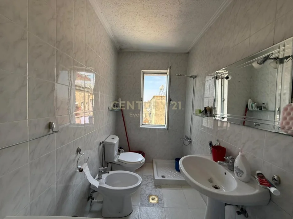 Tirane, shitet apartament 2+1+Ballkon Kati 5, 72 m² 145.000 € (Sheshi Shtraus,Xhamllik)