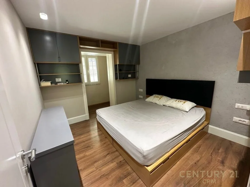 Tirane, jepet me qera apartament 1+1 Kati 4, 50 m² 800 € (blloku)