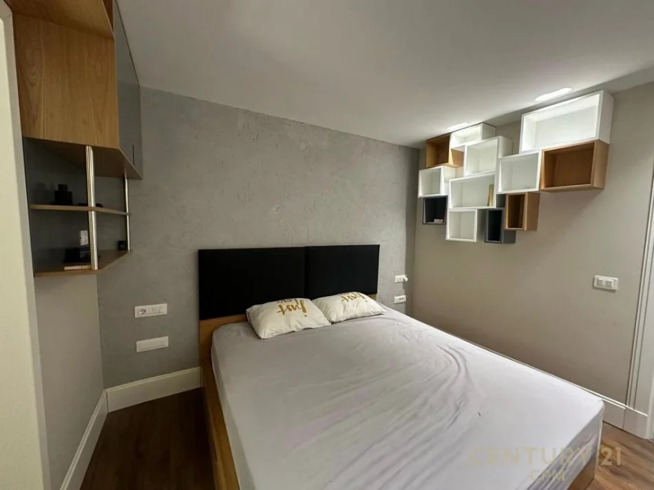Tirane, jepet me qera apartament 1+1 , 50 m² 700 € (blloku)
