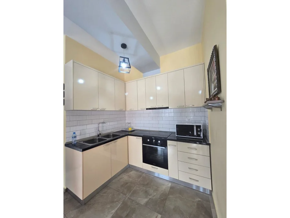 Tirane, shitet apartament 1+1 Kati 7, 123.600 € 