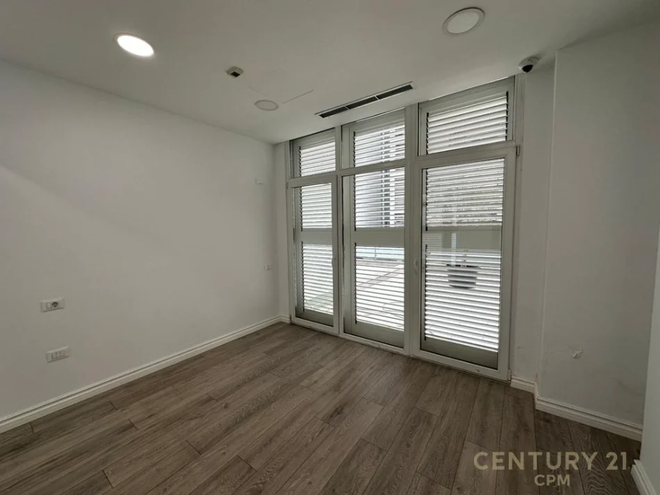 Tirane, jepet me qera apartament 1 Katshe Kati 1, 413 m² 4.500 € (komuna e parisit)