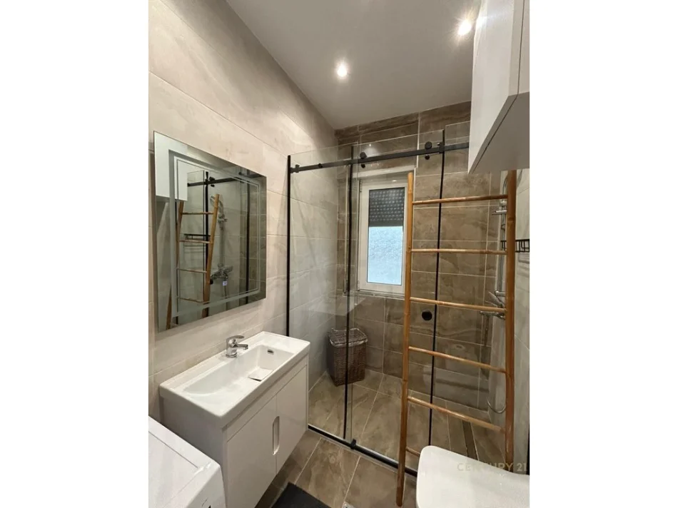 Tirane, jepet me qera apartament 1+1 Kati 4, 70 m² 650 € (Komuna e Parisit)