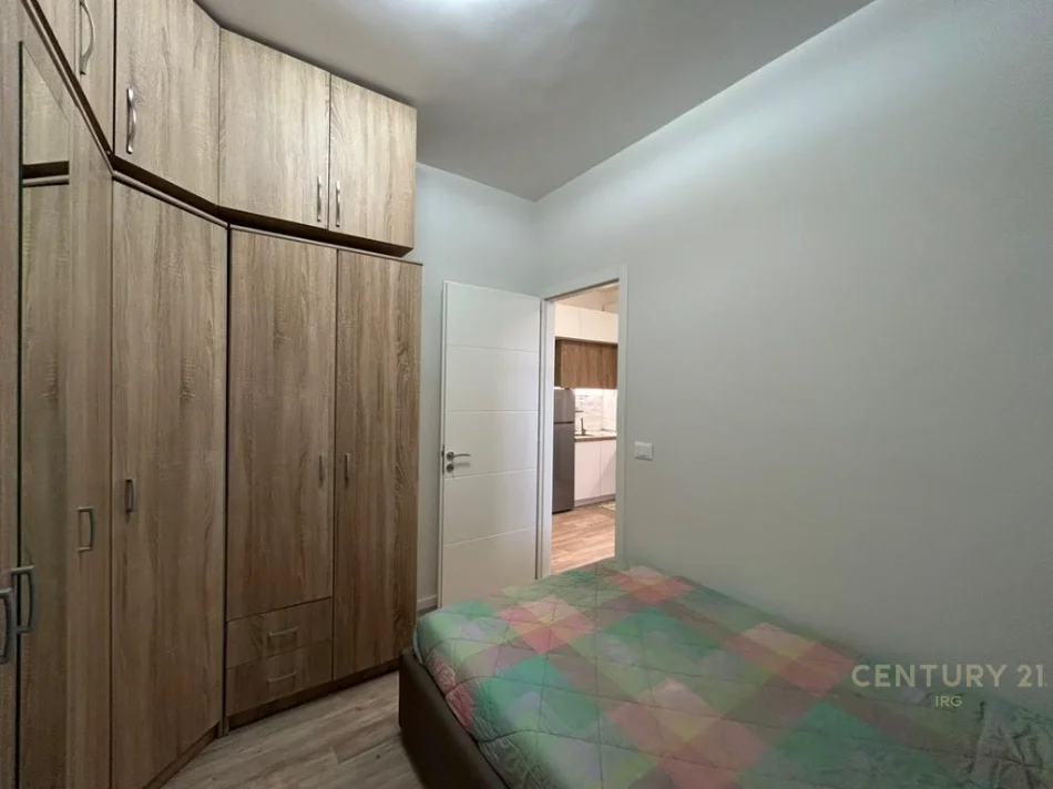 Tirane, jepet me qera apartament 1+1 Kati 4, 70 m² 650 € (komuna e parisit)