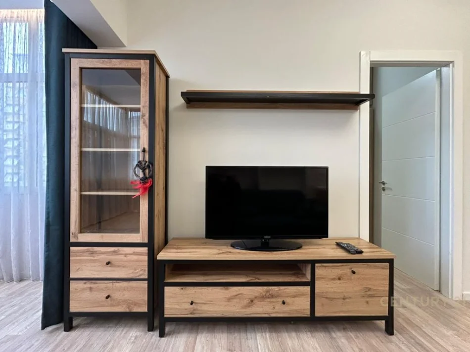 Tirane, jepet me qera apartament 1+1 Kati 4, 70 m² 650 € (Komuna e Parisit)