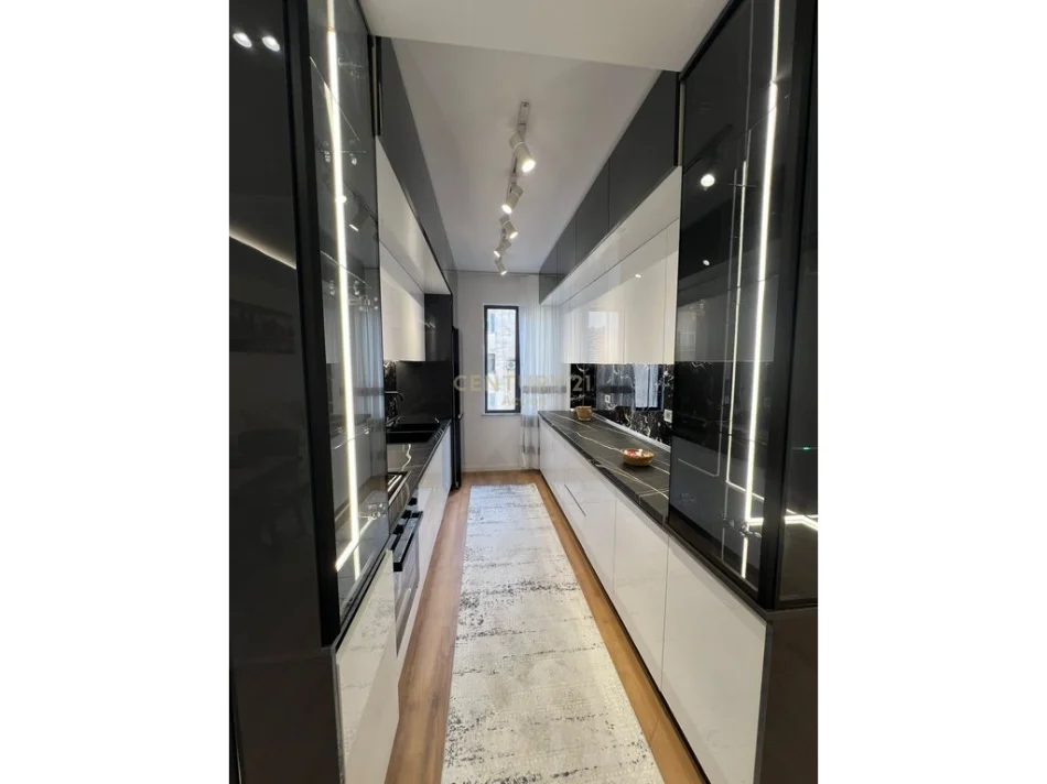 Tirane, jepet me qera apartament 2+1 Kati 7, 116 m² 265.000 € (pallati me shigjeta)