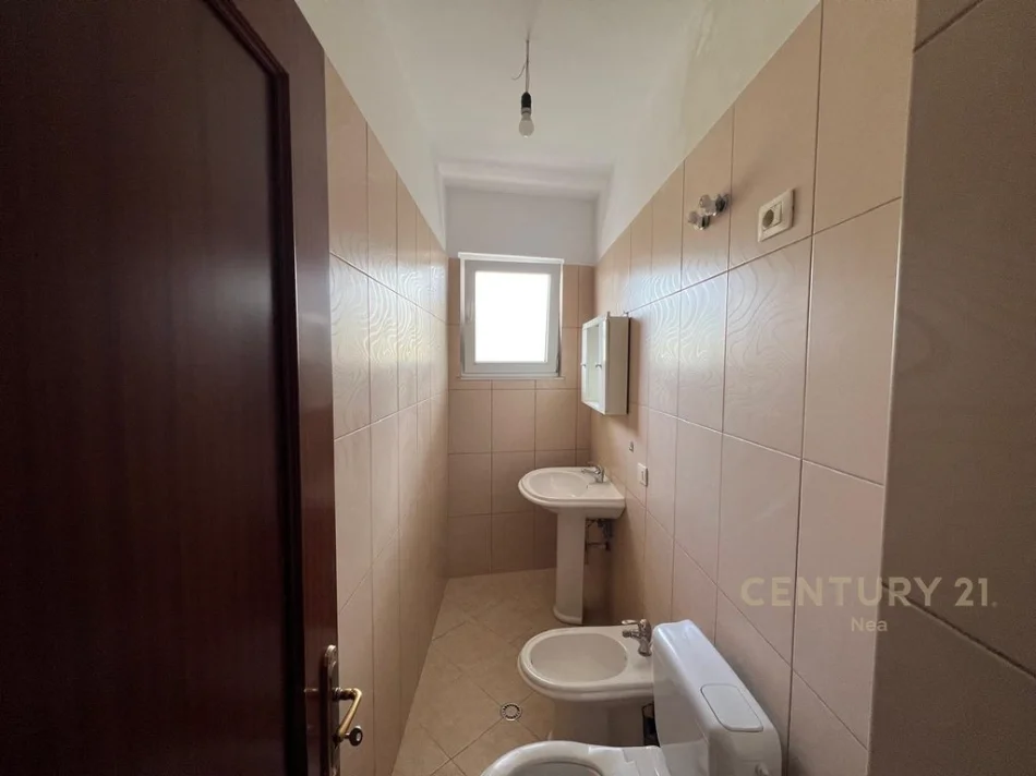 Tirane, jepet me qera apartament 2+1 Kati 6, 106 m² 550 € (mrapa globe)