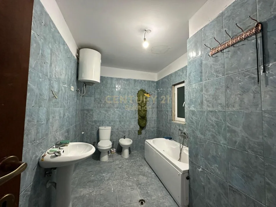 Tirane, shitet apartament 2+1 Kati 7, 98 m² 125.000 € (kthesa e kamzes)