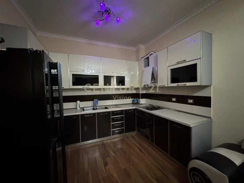 Shkoder, shitet Vile 3+1+Ballkon Kati 3, 260 m² 275.000 € (dergut)