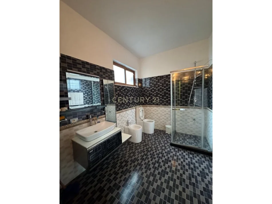 Shkoder, shitet Vile 3+1+Ballkon Kati 3, 260 m² 275.000 € (dergut)