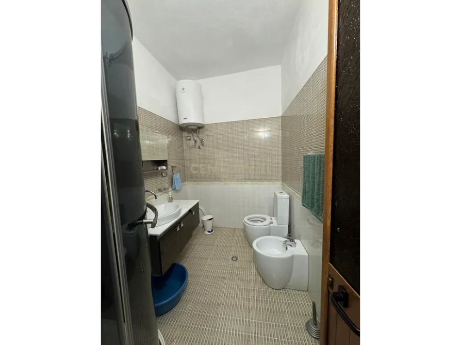 Shkoder, shitet Vile 3+1+Ballkon Kati 3, 260 m² 275.000 € (dergut)