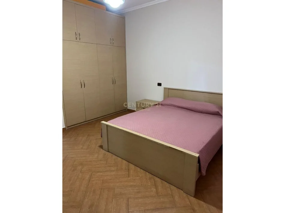 Tirane, jepet me qera apartament 2+1 Kati 4, 151 m² 700 € (gjimnazi petro nini laurasi)