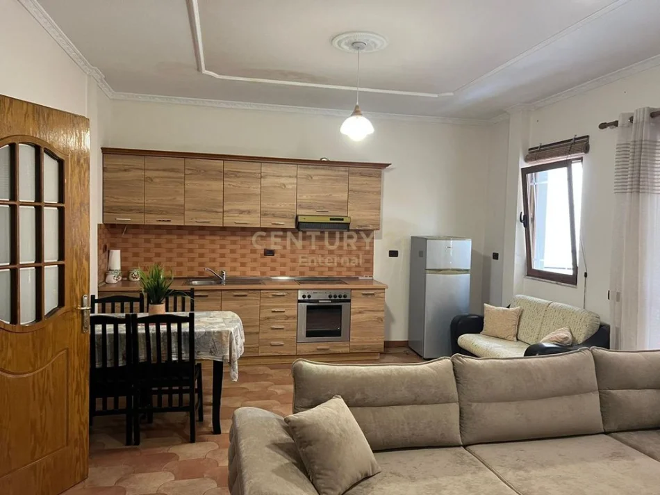 Tirane, jepet me qera apartament 2+1 Kati 4, 151 m² 700 € (gjimnazi petro nini laurasi)