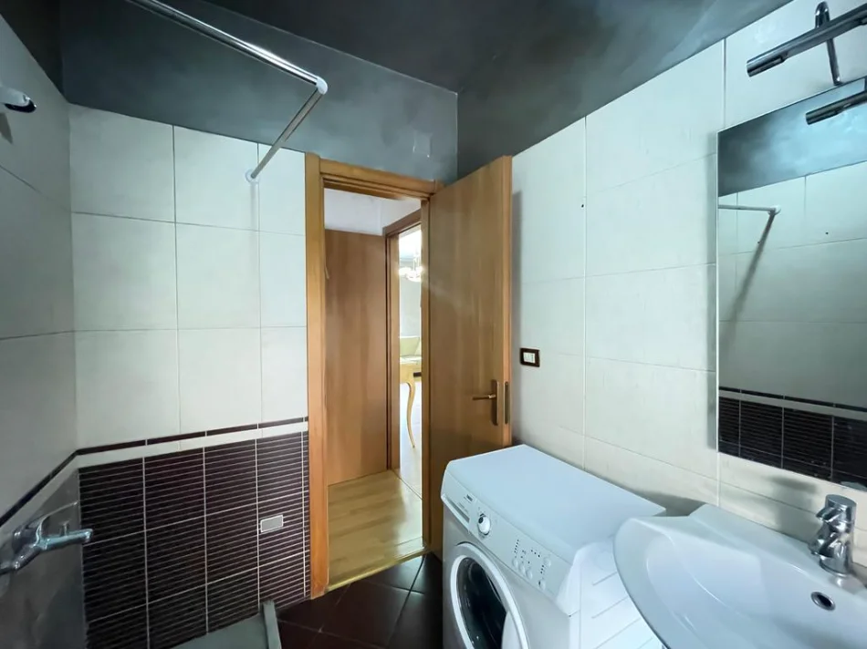 Tirane, jepet me qera apartament 3+1+Ballkon Kati 3, 150 m² 1.200 € (zogu zi)