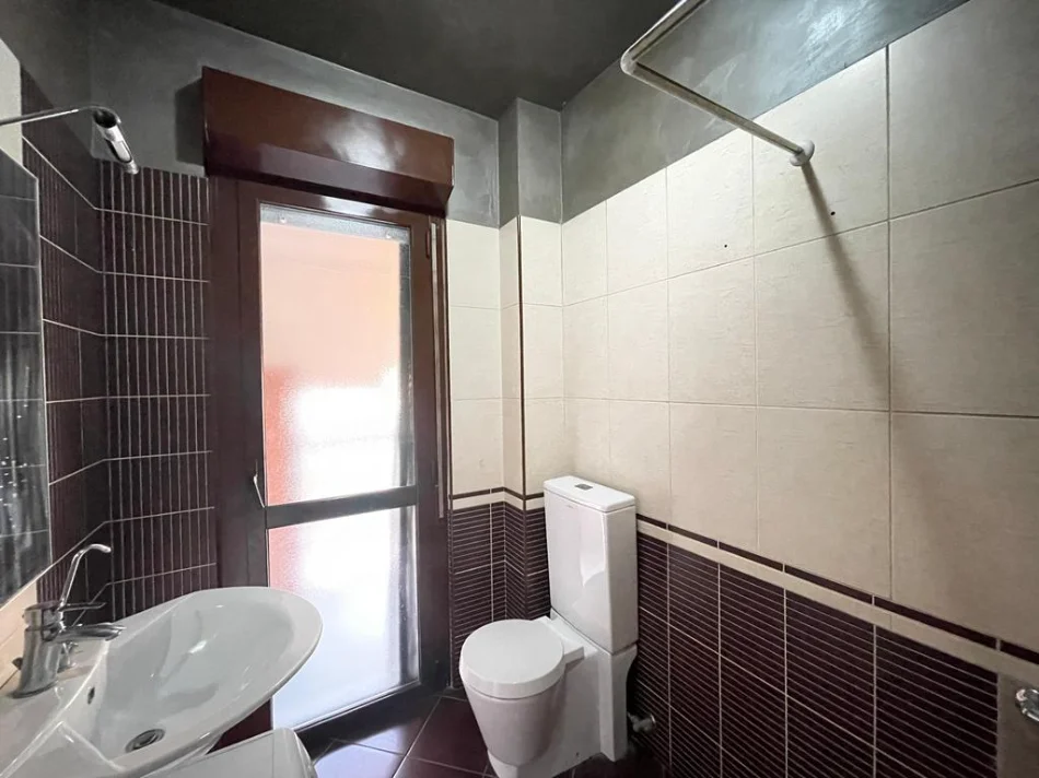 Tirane, jepet me qera apartament 3+1+Ballkon Kati 3, 150 m² 1.200 € (zogu zi)