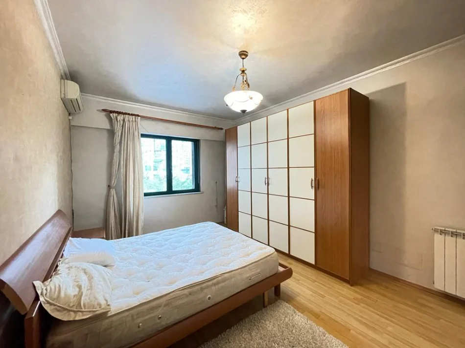 Tirane, jepet me qera apartament 3+1+Ballkon Kati 3, 150 m² 1.200 € (zogu zi)