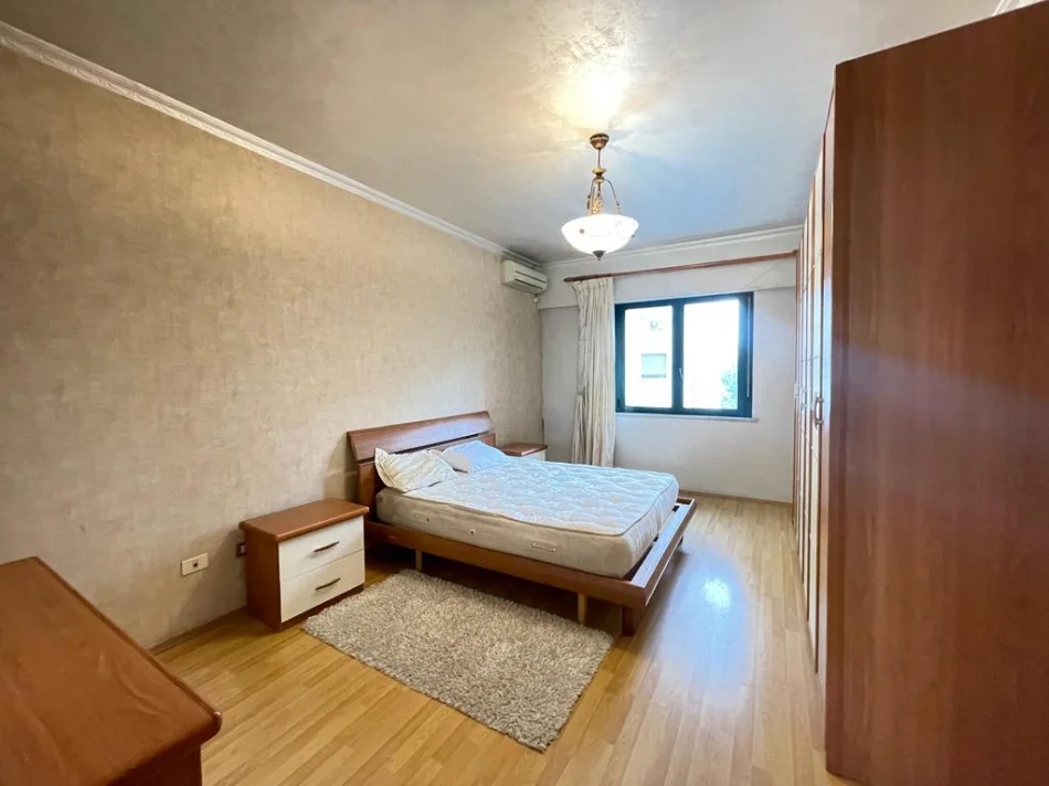 Tirane, jepet me qera apartament 3+1+Ballkon Kati 3, 150 m² 1.200 € (zogu zi)