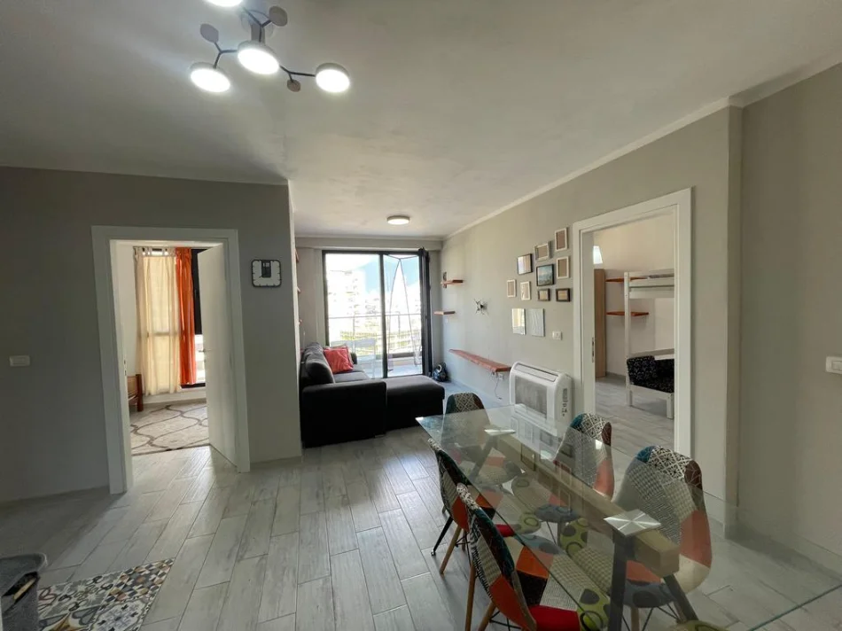 Tirane, jepet me qera apartament 3+1 Kati 10, 110 m² 700 € (ish fusha aviacionit)