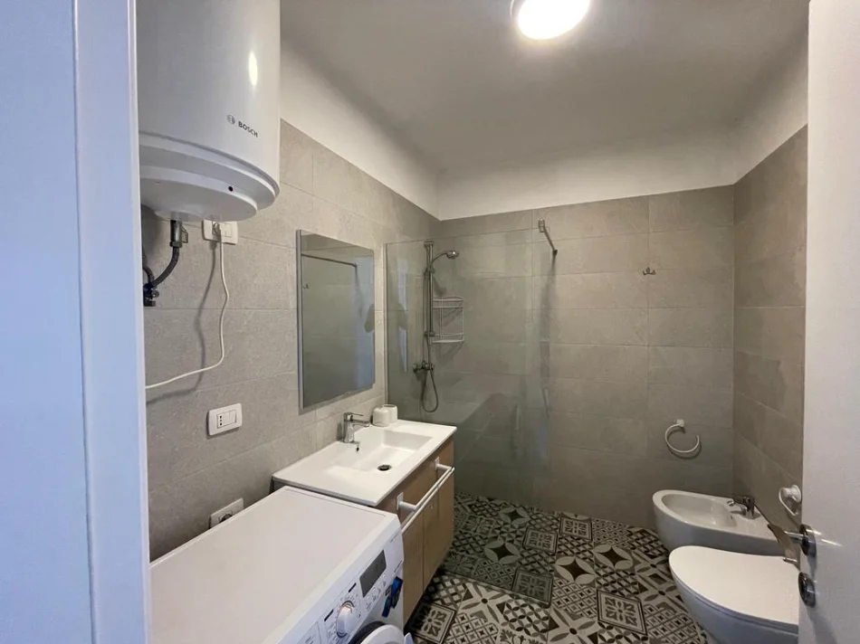 Tirane, jepet me qera apartament 3+1 Kati 10, 110 m² 700 € (ish fusha aviacionit)
