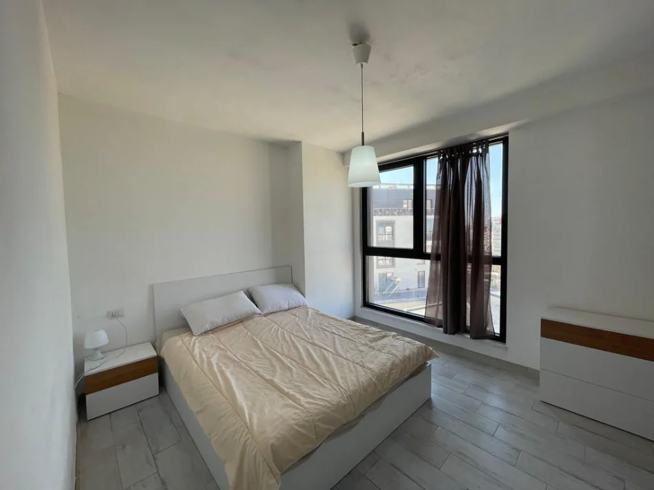 Tirane, jepet me qera apartament 3+1 Kati 10, 110 m² 700 € (ish fusha aviacionit)