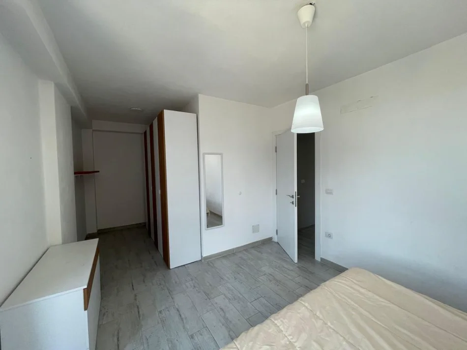 Tirane, jepet me qera apartament 3+1 Kati 10, 110 m² 700 € (ish fusha aviacionit)