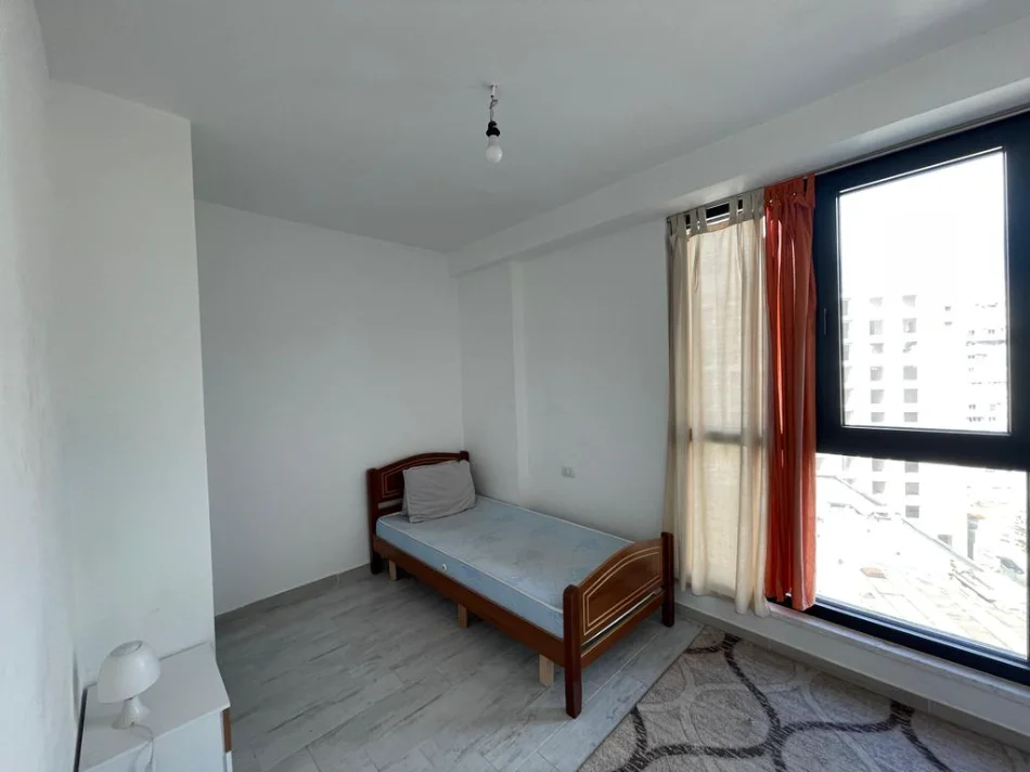 Tirane, jepet me qera apartament 3+1 Kati 10, 110 m² 700 € (ish fusha aviacionit)