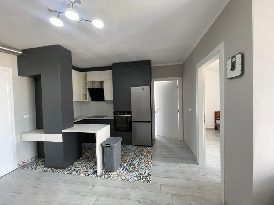 Tirane, jepet me qera apartament 3+1 Kati 10, 700 € 