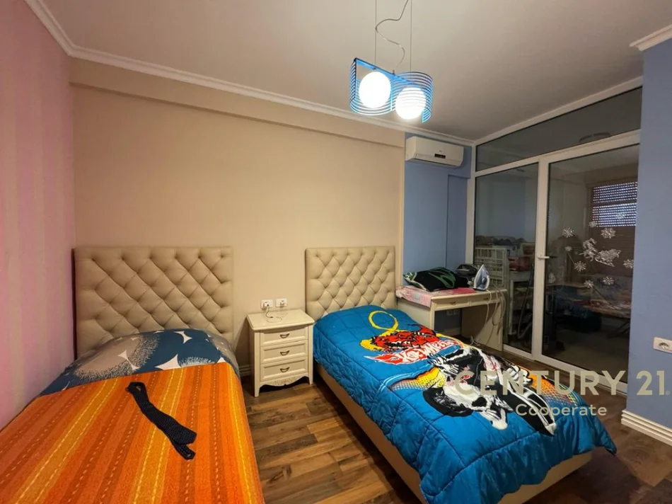 Tirane, shitet apartament 2+1+Ballkon Kati 2, 124 m² 300.000 € (kodra e diellit)