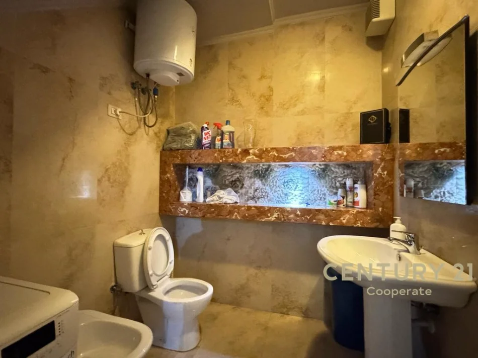 Tirane, shitet apartament 2+1+Ballkon Kati 2, 124 m² 300.000 € (kodra e diellit)