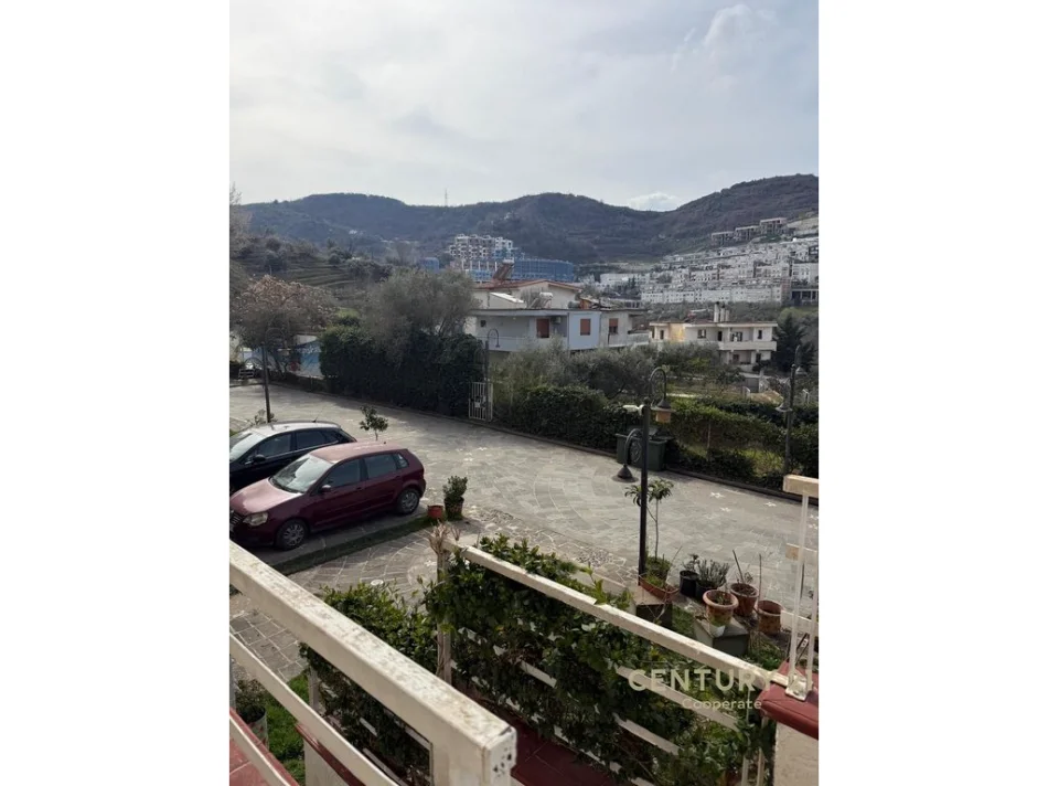 Tirane, shitet apartament 2+1+Ballkon Kati 2, 124 m² 300.000 € (kodra e diellit)