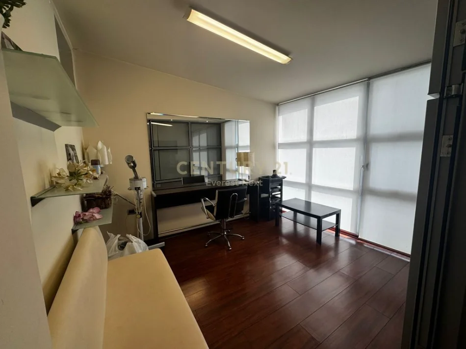 Tirane, jepet me qera ambjent biznesi Kati 0, 100 m² 1.000 € (ISH EKSPOZITA)