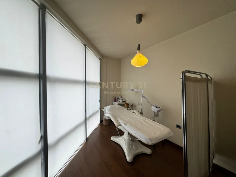 Tirane, jepet me qera ambjent biznesi Kati 0, 100 m² 1.000 € (ISH EKSPOZITA)