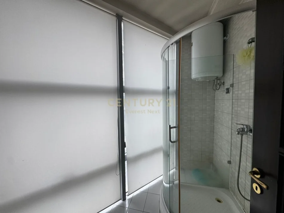 Tirane, jepet me qera ambjent biznesi Kati 0, 100 m² 1.000 € (ISH EKSPOZITA)